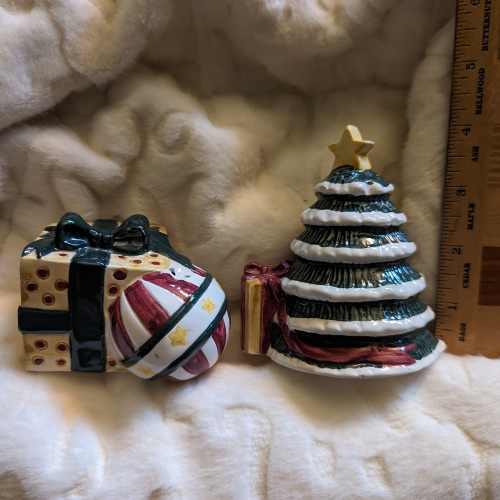 Vintage Xmas salt and pepper